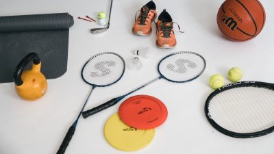 Liikuntavälineitä lattialla